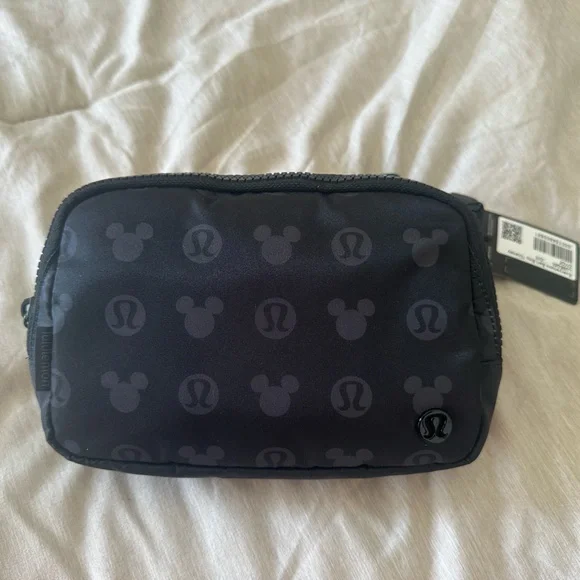 lululemon athletica Disney NWT Belt Bag black and grey - Picture 2 of 6